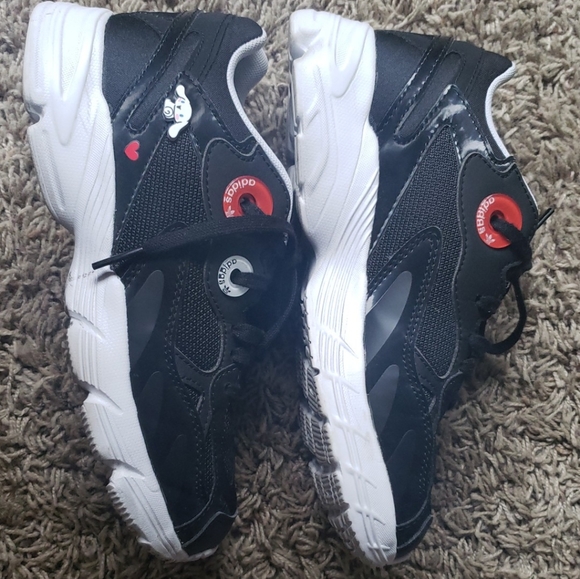 Hello Kitty Shoes 😺 ❤ - Picture 2 of 7